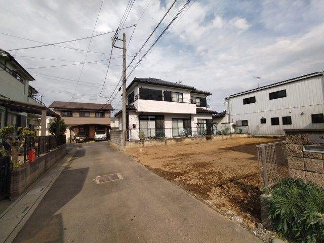 鴻巣市神明３丁目の売地の前面道路含む現地写真
