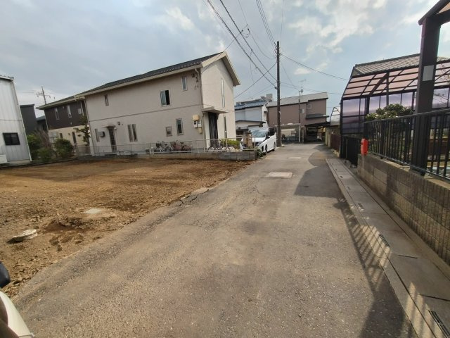 鴻巣市神明３丁目の売地の前面道路含む現地写真