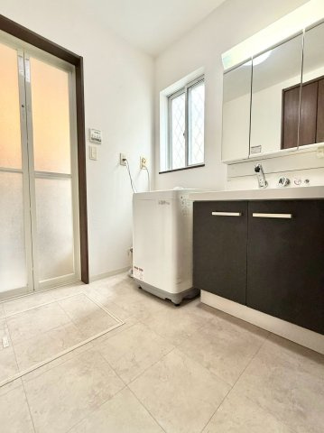 山荘町　戸建の洗面所