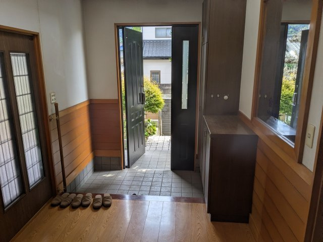 中古戸建　藤塚町の玄関|木の温もりに包まれた広々玄関。収納充実＆明るい自然光が差し込み、家族やゲストを温かく迎えます。