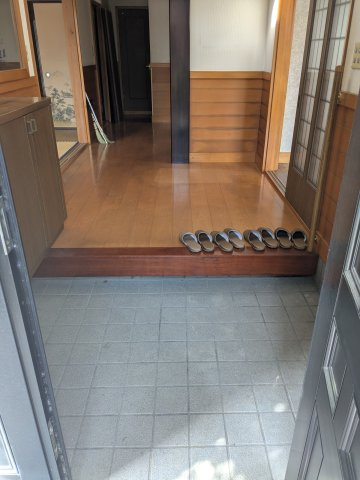 中古戸建　藤塚町の玄関|和の趣と現代の機能性が美しく調和。随所にこだわりを感じる、くつろぎの住宅です。