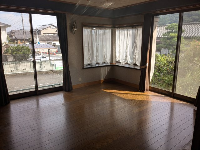 中古戸建　藤塚町の居間・リビング|陽光差し込む、二面採光の開放的なリビング。木の温かみと広々とした空間で、心地よい家族の時間を。