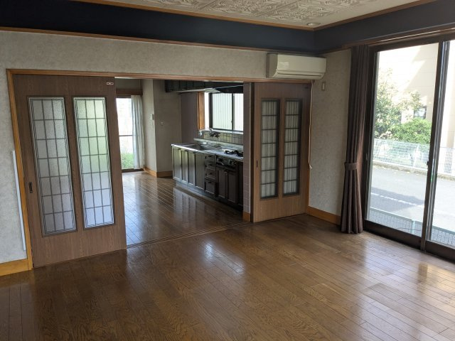 中古戸建　藤塚町の居間・リビング|陽光差し込む、二面採光の開放的なLDK。木の温かみと広々とした空間で、心地よい家族の時間を。