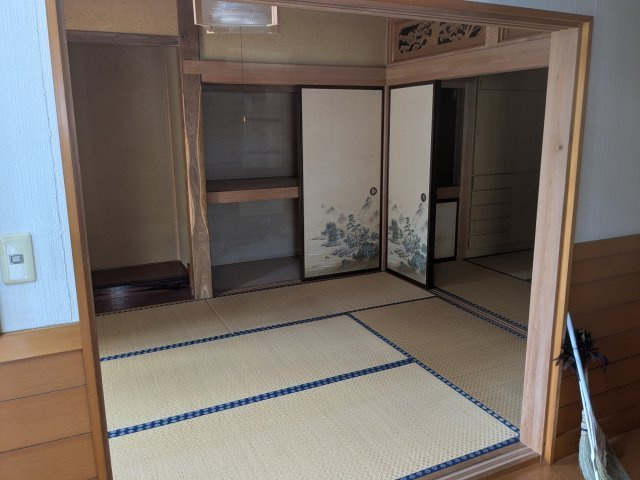 中古戸建　藤塚町の和室|日本の伝統美を感じる、風格漂う本格和室。美しい襖絵と繊細な欄間が、心安らぐ上質な空間を演出します。