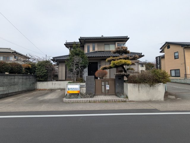 中古戸建　藤塚町の前面道路含む現地写真|幅員にゆとりがあり、車のすれ違いや出入りもスムーズに行える安心の前面道路環境です。