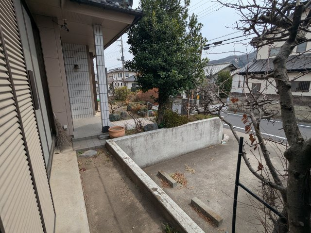 中古戸建　藤塚町の駐車場|広々とした前庭からスムーズに移動でき、プライバシーを守りながら心地よく家族やゲストを迎え入れられる動線設計です