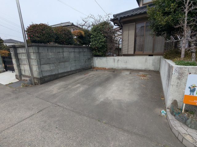 中古戸建　藤塚町の駐車場|自家用車の駐車もスムーズ。敷地内にしっかり確保された、出し入れしやすく便利な駐車スペースです。