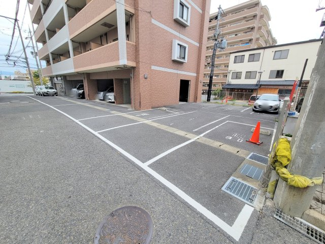 グランディス朱雀の駐車場