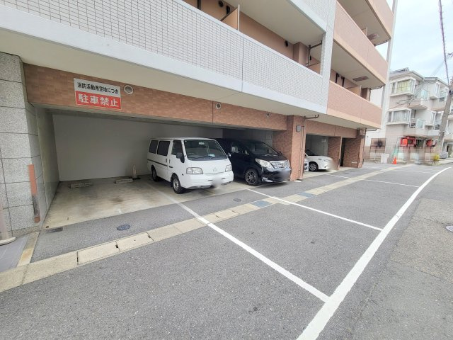 グランディス朱雀の駐車場
