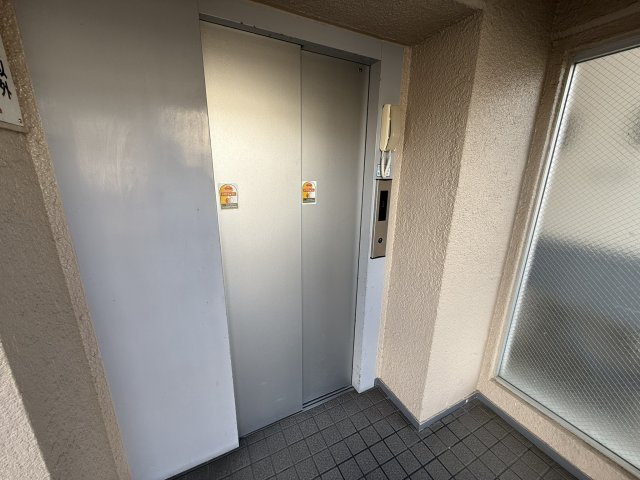 【エントランス】 | マンションラージ | エレベーター