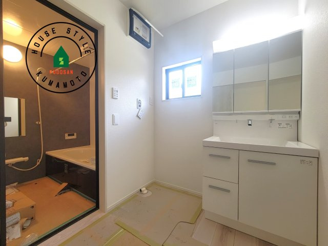 熊本市南区良町5丁目第2-1棟（1号棟）　の脱衣所|ゆとりの洗面スペースで朝の身支度もスムーズに。暮らしを快適に変えるシャワー付洗面台です！