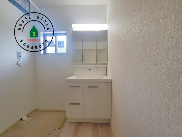 熊本市南区良町5丁目第2-1棟（1号棟）　の独立洗面台|毎日使うものだから清潔な空間を保ちたい水回り。洗面にはそんな願いを解消させてくれる収納アイデアが満載です。三面鏡の裏側にはキャビネットが現れ小物から背の高い物まで収納できます。