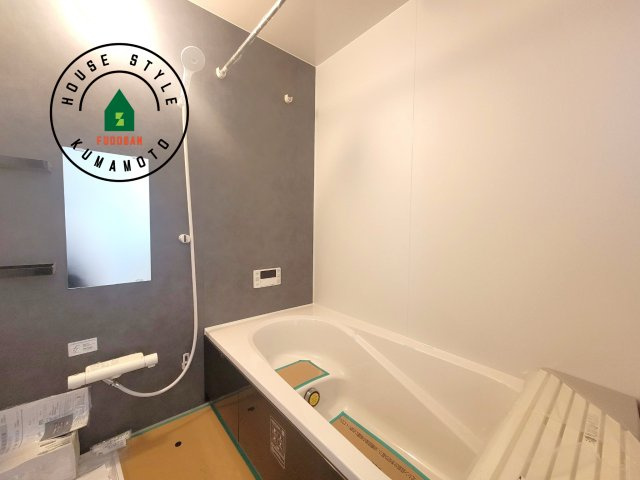 熊本市南区良町5丁目第2-1棟（1号棟）　の浴室|ウ窓もあるので換気も安心ですね。同社仕様。1日の疲れを癒してくれる広々バスルーム。雨の日のお洗濯にも大活躍な浴室乾燥機付です！