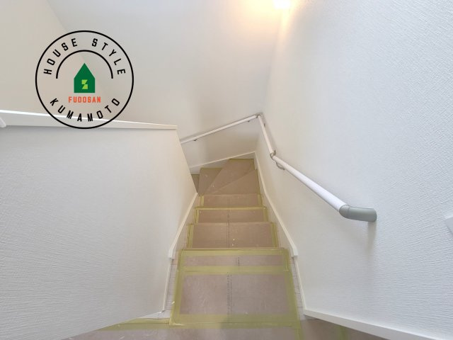 熊本市南区良町5丁目第2-1棟（1号棟）　の内装|階段からも明るい光が入ります。採光や通風も階段の重要な役割です。