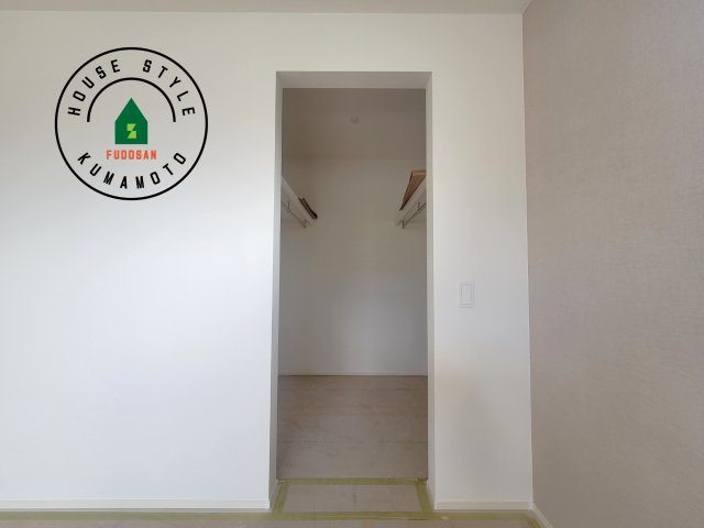 熊本市南区良町5丁目第2-1棟（1号棟）　の収納|洋服や大きな荷物が多い方や人数の多いご家族などは、一般的なクローゼットよりもウォークインクローゼットのほうが使い勝手が良いです。