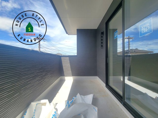 熊本市南区良町5丁目第2-1棟（1号棟）　のバルコニー|風をしっかりと感じられるバルコニーでは、毎日が洗濯日和です。広々としているので洗濯も楽しくなるでしょうし、気分転換にバルコニーからの眺めを楽しむのもいいでしょう。