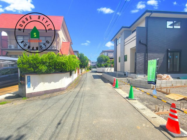 熊本市南区良町5丁目第2-1棟（1号棟）　の前面道路含む現地写真|前面道路は閑静な住宅地をはしる車通りの少ない道路。お車の出し入れが苦手なママや小さなお子様にも安心ですね。しっかり舗装もされているので、ベビーカーや自転車で通っても快適に通行できます。