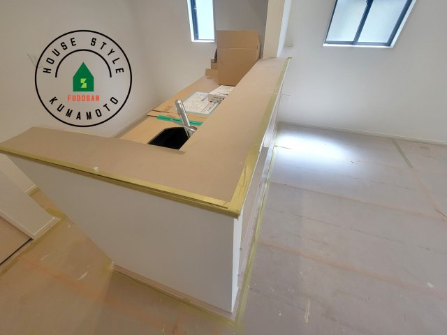 熊本市南区良町5丁目第2-1棟（1号棟）　のダイニング|キッチンから立ち込める香りが今日の料理を期待させます。