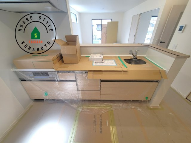 熊本市南区良町5丁目第2-1棟（1号棟）　のキッチン|ご家族を近くに感じられる対面キッチンのLDK。会話もはずみそうですね。