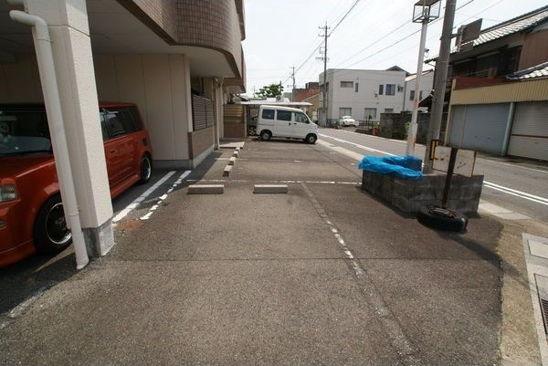 ドエルKM IIの駐車場