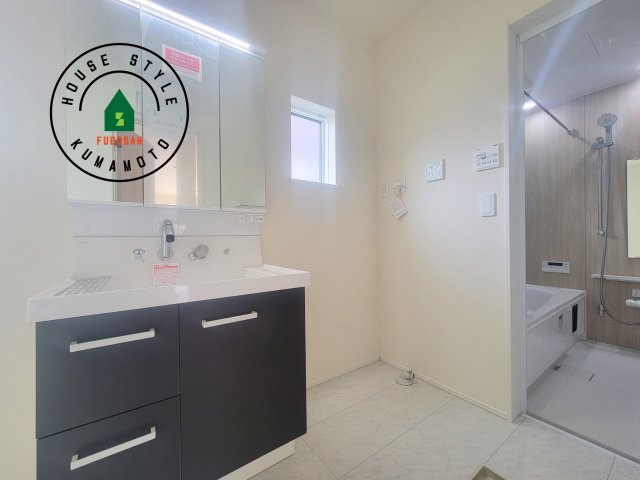 熊本市北区龍田1丁目第1-3棟（1号棟）の脱衣所|ゆとりの洗面スペースで朝の身支度もスムーズに。暮らしを快適に変えるシャワー付洗面台です！