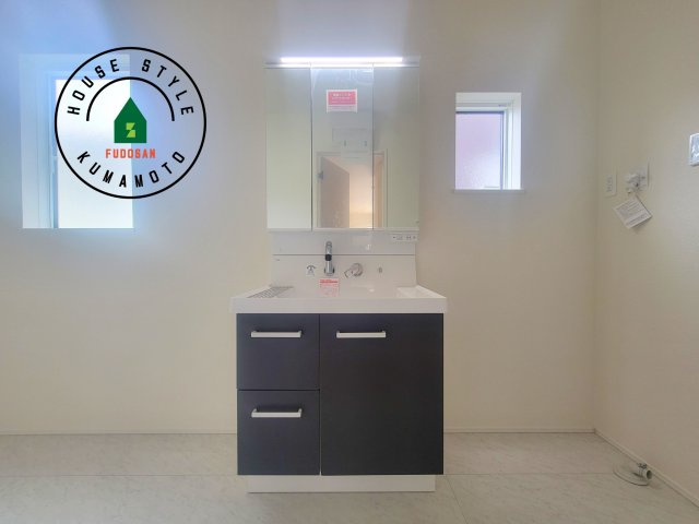 熊本市北区龍田1丁目第1-3棟（1号棟）の独立洗面台|毎日使うものだから清潔な空間を保ちたい水回り。洗面にはそんな願いを解消させてくれる収納アイデアが満載です。三面鏡の裏側にはキャビネットが現れ小物から背の高い物まで収納できます。