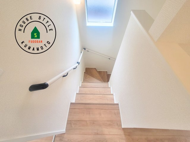 熊本市北区龍田1丁目第1-3棟（1号棟）の内装|＜手すり付階段＞手すりがないと階段の昇り降りで危険なことはもちろん、壁に手をつきながら歩くことで壁紙が汚れやすくなります。すべての方に快適に昇り降りしていただくため、手すりを設置しました。