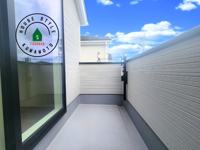 熊本市北区龍田1丁目第1-3棟（1号棟）のバルコニー|風をしっかりと感じられるバルコニーでは、毎日が洗濯日和です。広々としているので洗濯も楽しくなるでしょうし、気分転換にバルコニーからの眺めを楽しむのもいいでしょう。