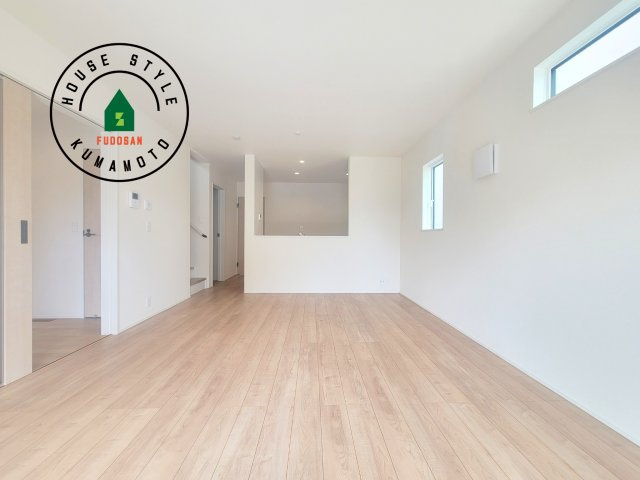 熊本市北区龍田1丁目第1-3棟（1号棟）の居間・リビング|キッチンからリビングをしっかり確認できます。家族の笑顔があふれる空間になりそうですね。