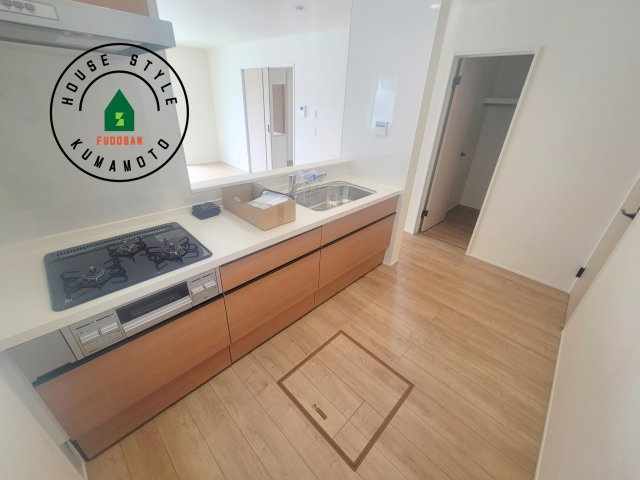 熊本市北区龍田1丁目第1-3棟（1号棟）のキッチン|ダイニングテーブルへの配膳がラクラク、お料理はかどるカウンター付きシステムキッチン！