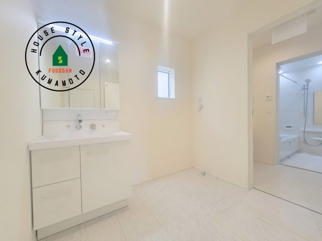 熊本市北区龍田1丁目第1-3棟（2号棟）の脱衣所|ゆとりの洗面スペースで朝の身支度もスムーズに。暮らしを快適に変えるシャワー付洗面台です！