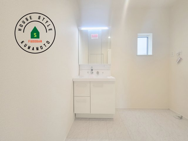 熊本市北区龍田1丁目第1-3棟（2号棟）の独立洗面台|毎日使うものだから清潔な空間を保ちたい水回り。洗面にはそんな願いを解消させてくれる収納アイデアが満載です。三面鏡の裏側にはキャビネットが現れ小物から背の高い物まで収納できます。