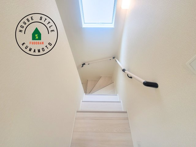 熊本市北区龍田1丁目第1-3棟（2号棟）の内装|＜手すり付階段＞手すりがないと階段の昇り降りで危険なことはもちろん、壁に手をつきながら歩くことで壁紙が汚れやすくなります。すべての方に快適に昇り降りしていただくため、手すりを設置しました。