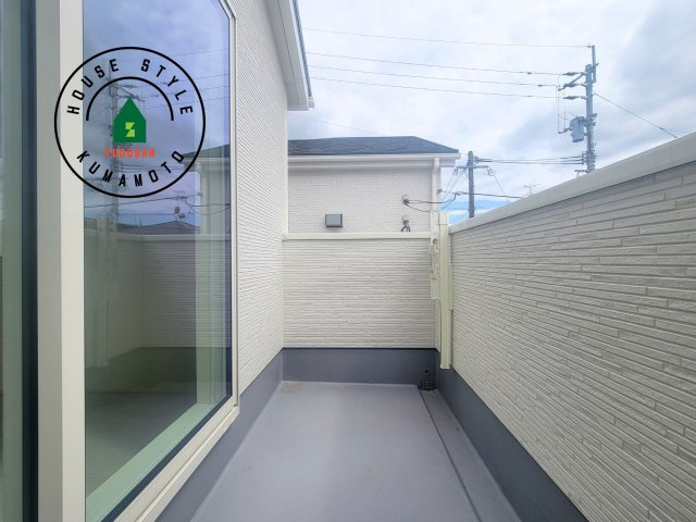 熊本市北区龍田1丁目第1-3棟（2号棟）のバルコニー|風をしっかりと感じられるバルコニーでは、毎日が洗濯日和です。広々としているので洗濯も楽しくなるでしょうし、気分転換にバルコニーからの眺めを楽しむのもいいでしょう。