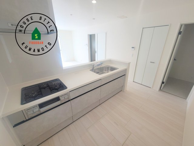 熊本市北区龍田1丁目第1-3棟（2号棟）のキッチン|ご家族を近くに感じられる対面キッチンのLDK。会話もはずみそうですね。