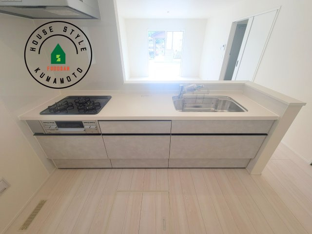 熊本市北区龍田1丁目第1-3棟（2号棟）のキッチン|ダイニングテーブルへの配膳がラクラク、お料理はかどるカウンター付きシステムキッチン！