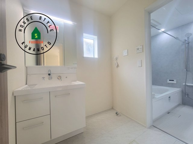 熊本市北区龍田1丁目第1-3棟（3号棟）の脱衣所|ゆとりの洗面スペースで朝の身支度もスムーズに。暮らしを快適に変えるシャワー付洗面台です！