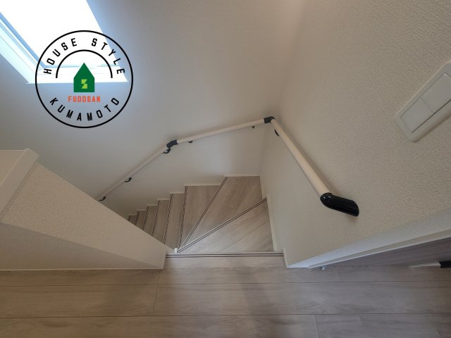 熊本市北区龍田1丁目第1-3棟（3号棟）の内装|＜手すり付階段＞手すりがないと階段の昇り降りで危険なことはもちろん、壁に手をつきながら歩くことで壁紙が汚れやすくなります。すべての方に快適に昇り降りしていただくため、手すりを設置しました。