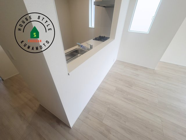 熊本市北区龍田1丁目第1-3棟（3号棟）のダイニング|キッチンから立ち込める香りが今日の料理を期待させます。