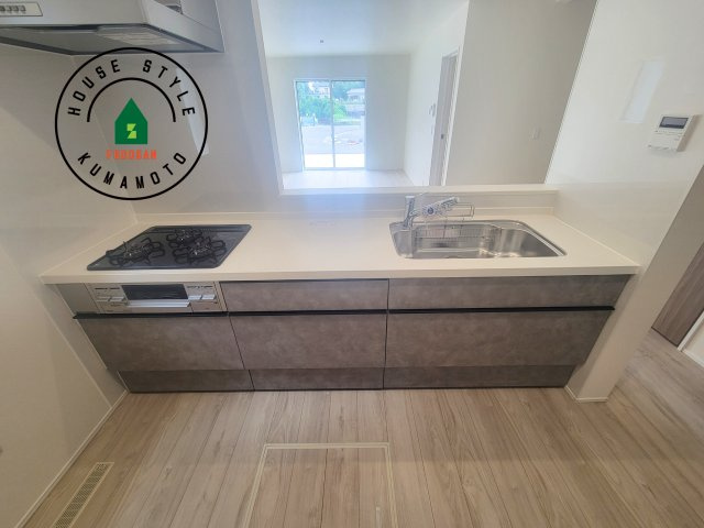 熊本市北区龍田1丁目第1-3棟（3号棟）のキッチン|ご家族を近くに感じられる対面キッチンのLDK。会話もはずみそうですね。