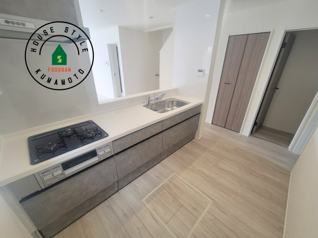 熊本市北区龍田1丁目第1-3棟（3号棟）のキッチン|ダイニングテーブルへの配膳がラクラク、お料理はかどるカウンター付きシステムキッチン！