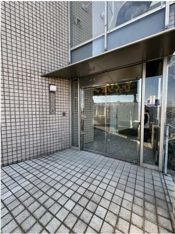 東栄町貸事務所のエントランス