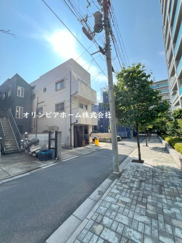 中古戸建　江東区越中島３丁目　所有権21.39坪　カースペース付　空家の前面道路含む現地写真