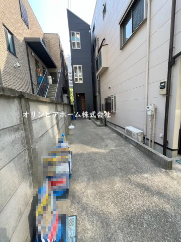 中古戸建　江東区越中島３丁目　所有権21.39坪　カースペース付　空家の前面道路含む現地写真