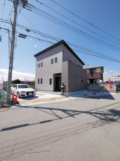 【外観】 | モダンなデザインが際立つ洗練された外観の新築住宅　建物完成済み　いつでも見学できます。