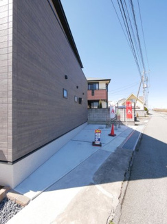 【前面道路含む現地写真】 | 道路側にスペースがございます。駐車場にも駐輪場にもご活用頂けます。