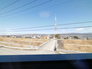 【展望】 | 2階6帖洋室からの眺望　道路の向こうは中央自動車道ですが、騒音は殆ど気にならないレベルです。