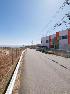 【前面道路含む現地写真】 | 前面道路は広々