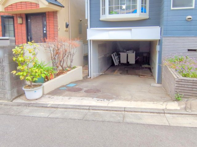 ふじみ野市元福岡２丁目の中古一戸建の駐車場|ガレージには車1台分の駐車スペースがあります。