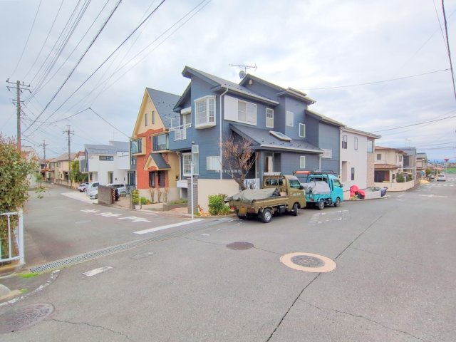 ふじみ野市元福岡２丁目の中古一戸建の前面道路含む現地写真|角地につき開放感たっぷりの立地です。